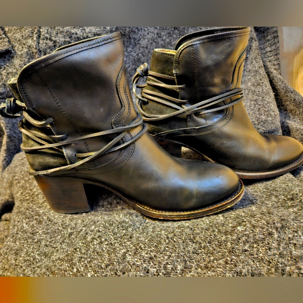 Freebird by Steven Casey Size 10